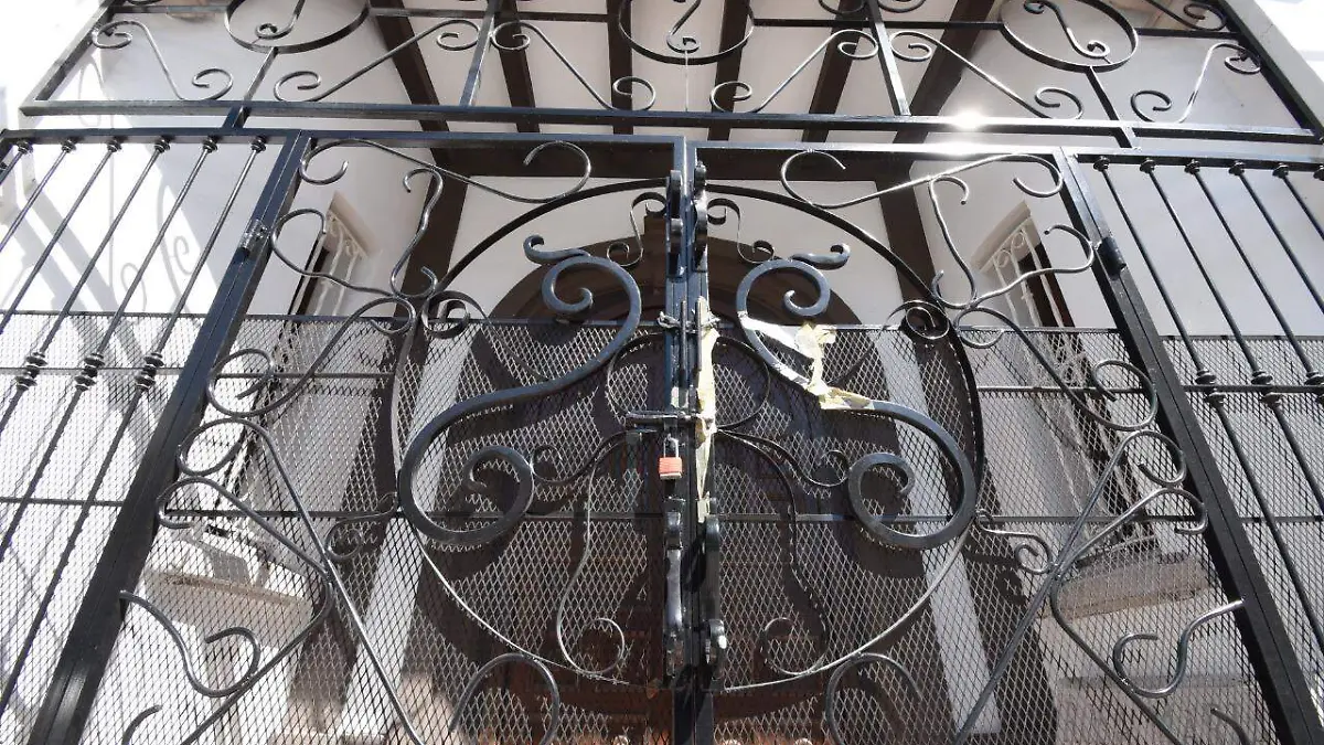 edificio aras con sellos rotos