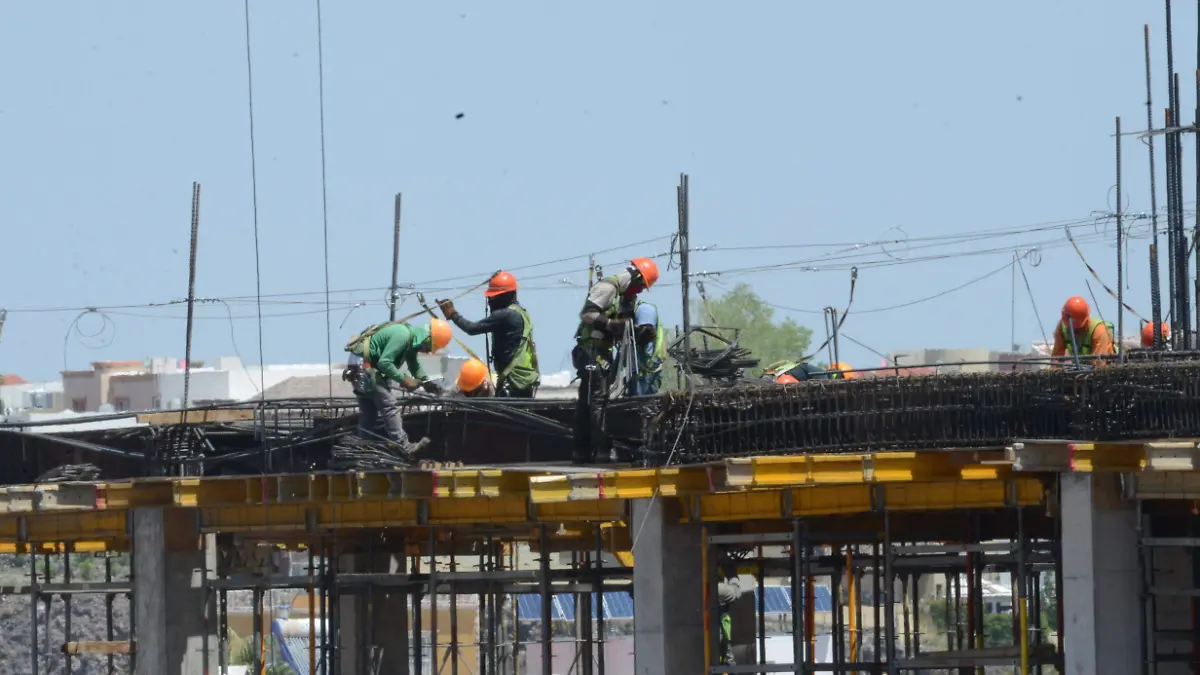 albañiles trabajando con altas temperaturas  (7)