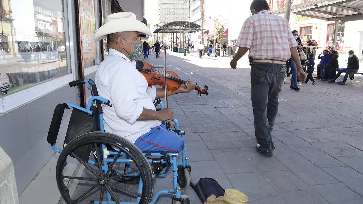 Señor discapacitado tocando el violin con el fin de sacar una monedas en calle libertad (5)