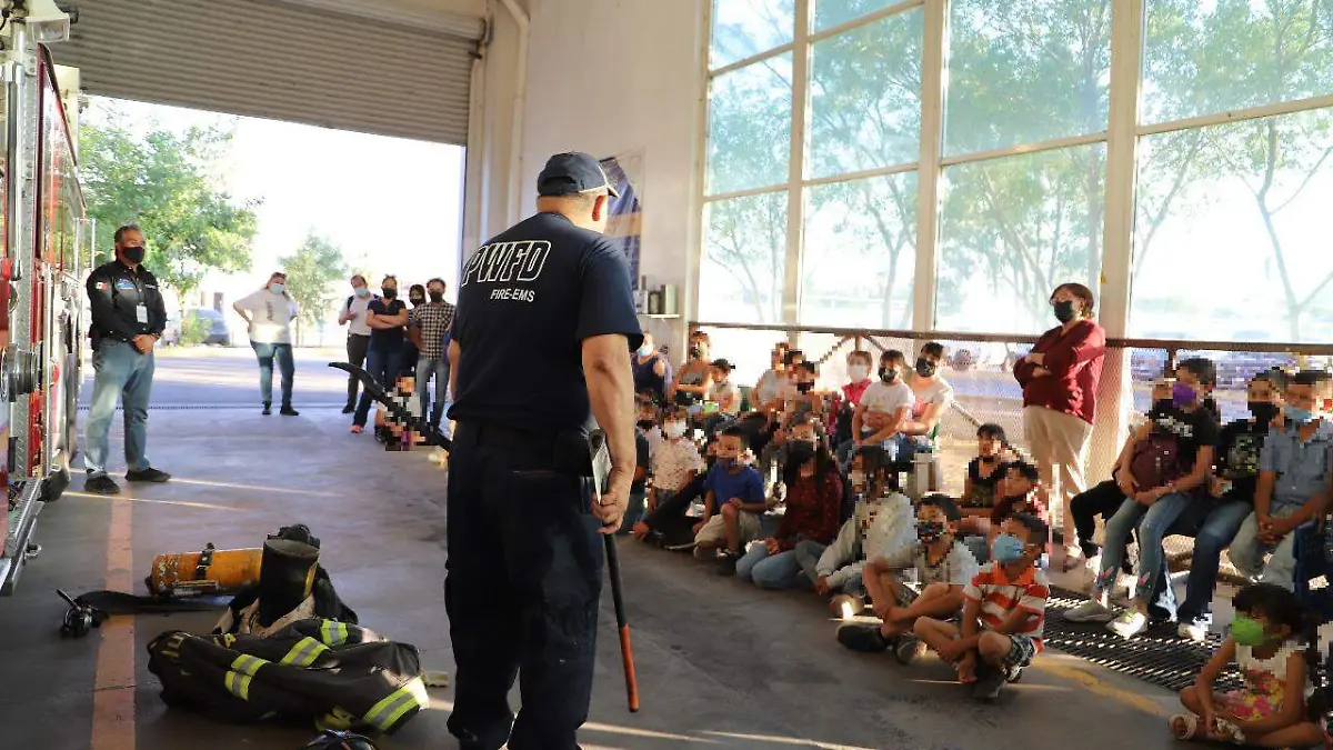 bomberos y niños