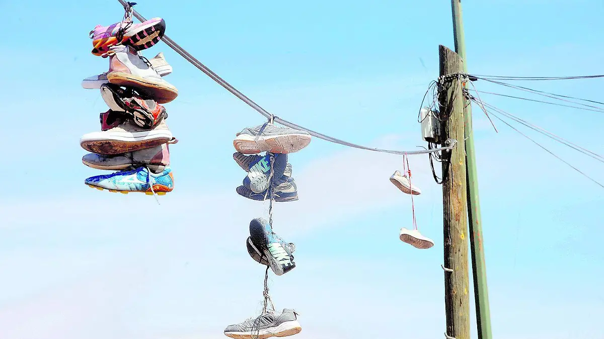 tenos colgados en periferias  (2)