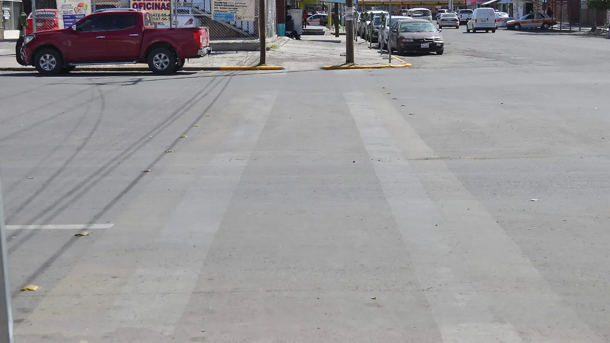 Cruce peatonal, rayas despintadas