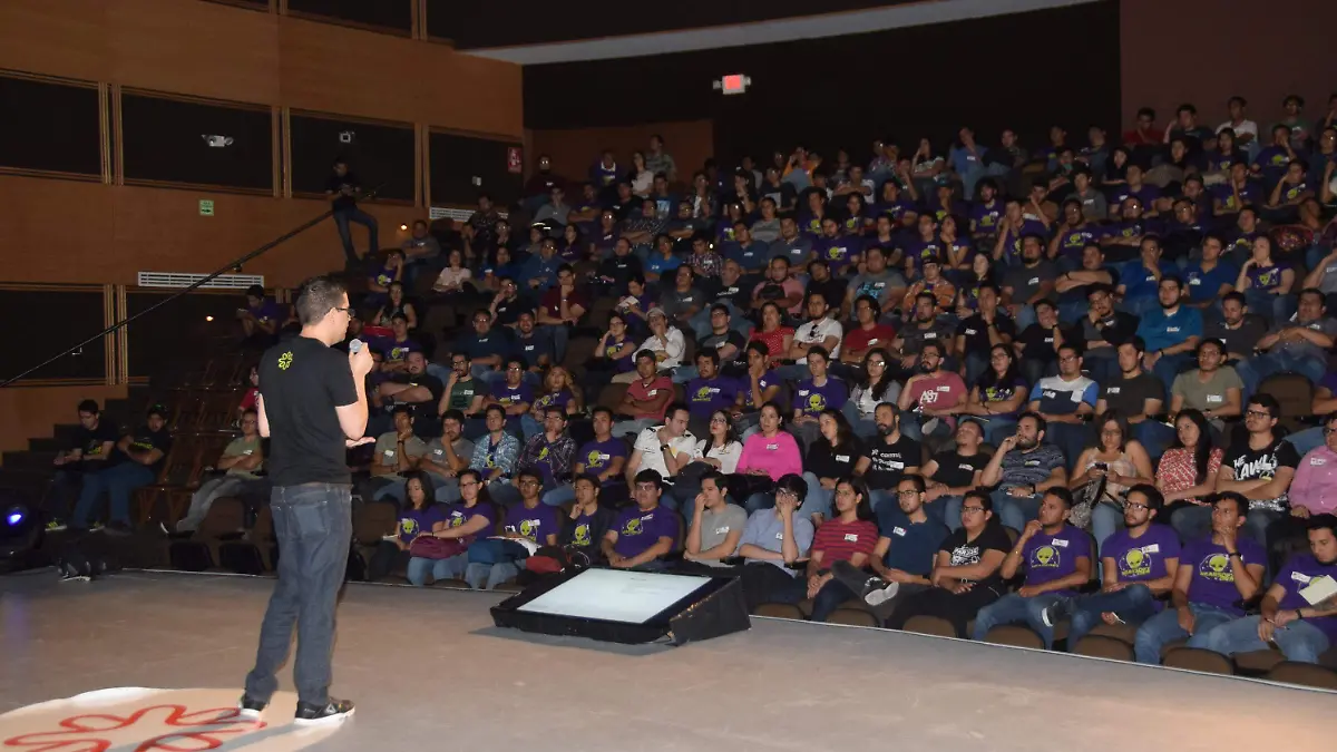 Conferncista cesar  terrazas evento Nearsoft (25)