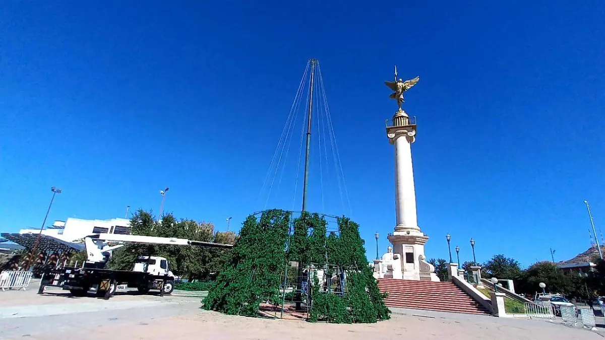 comienzan trabajo de instalacion de arbol navideño