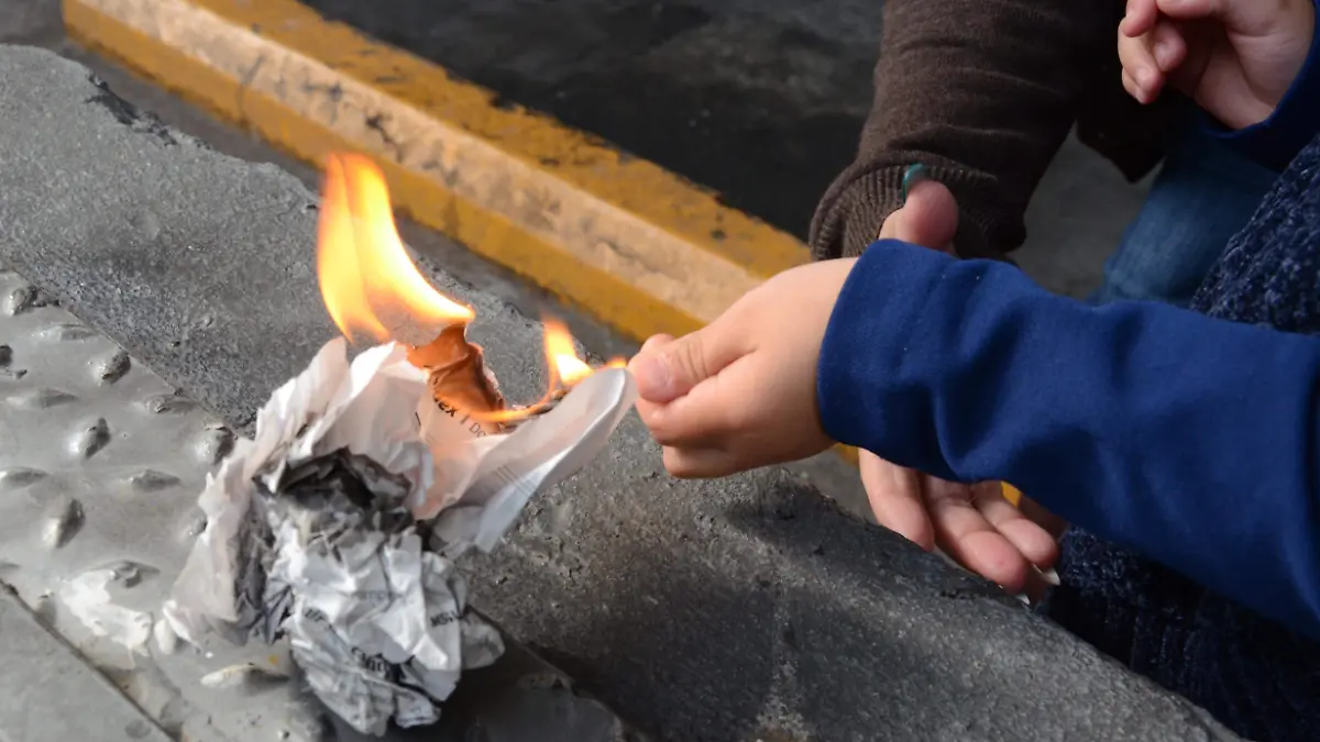 niños jugando con fuegos (5)