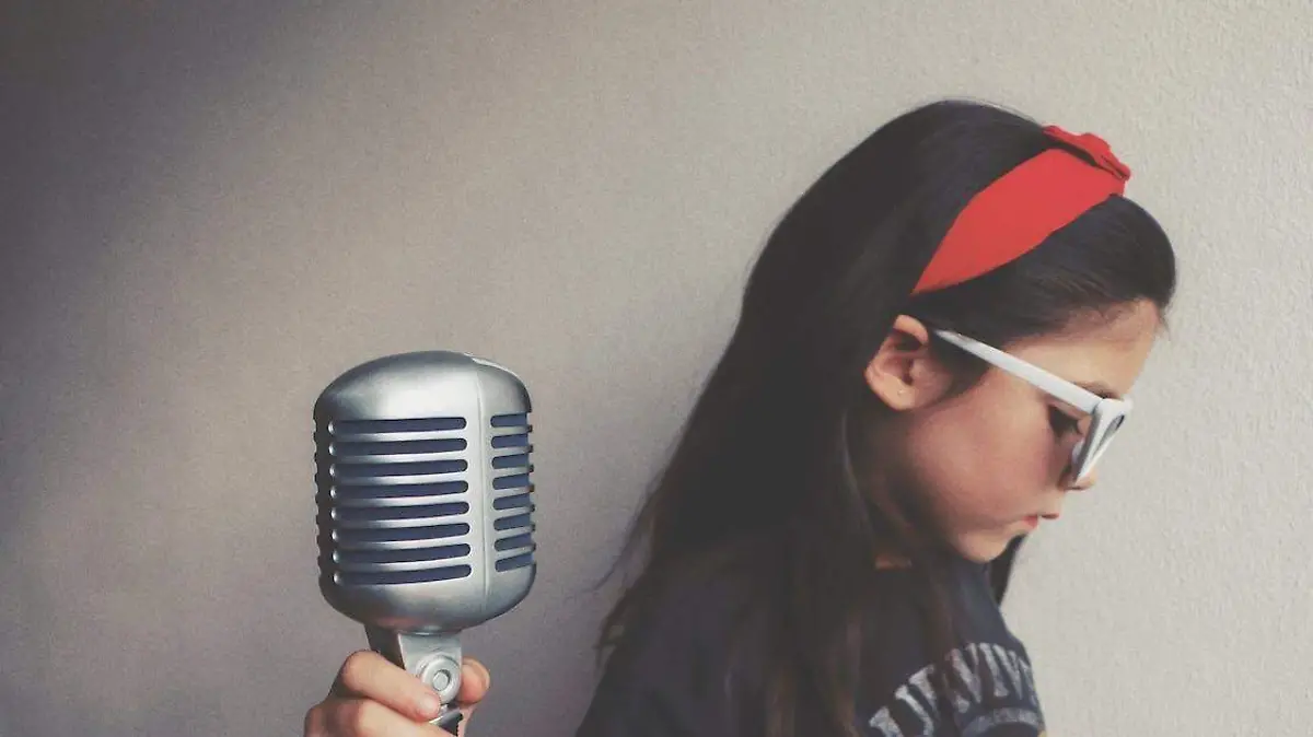 pexels niña cantante