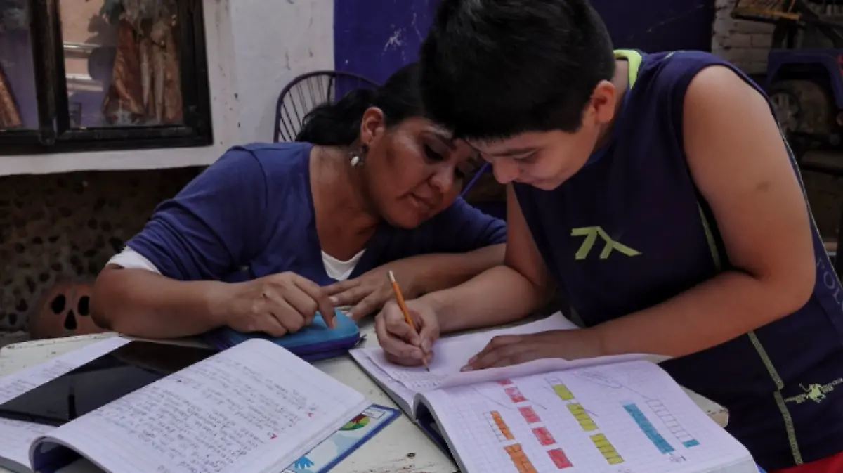 cuartoscuro mujer niño tarea