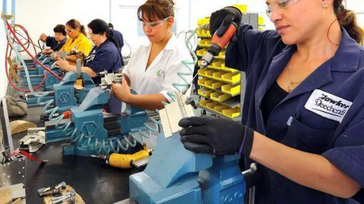 Maquiladora mujer trabajando