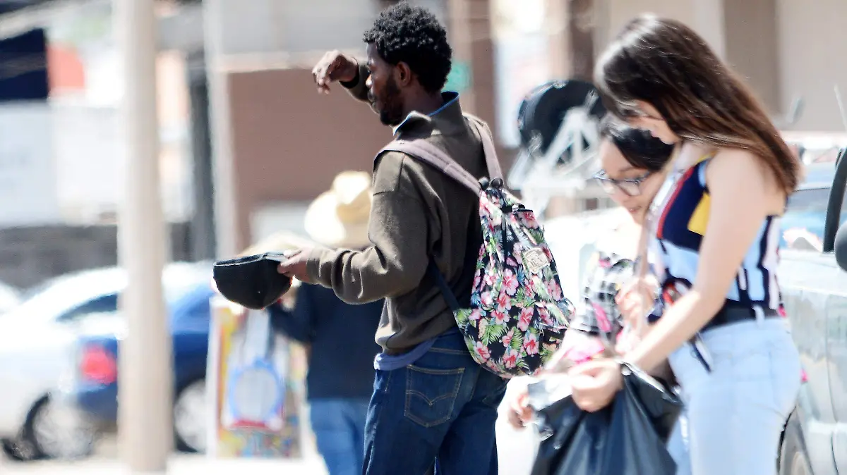 inmigrantes pidiendo dinero en cruceros  (1)