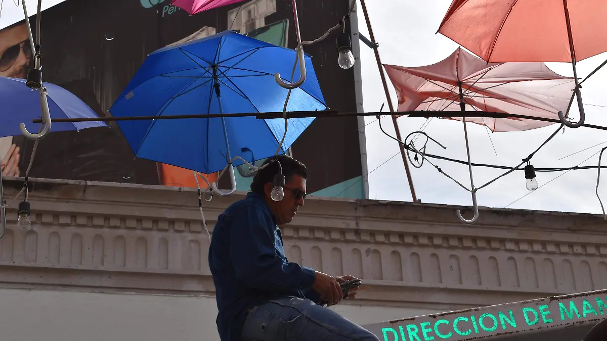 REPARAN LUCES DE CSOMBRILLAS EN LA VICTORIA  (1)