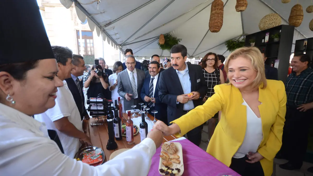 autoridades dan recorrido por expocicion de vino (20)