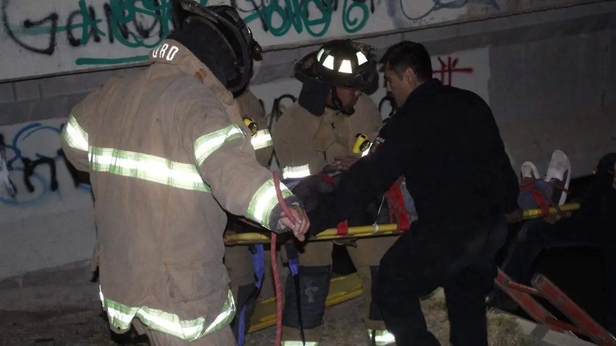 bomberos joven cae a canal