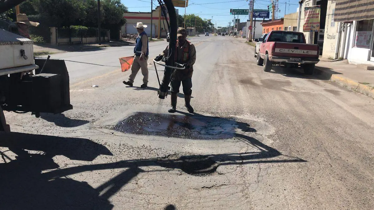 Trabaja Obras públicas en la reparación de baches