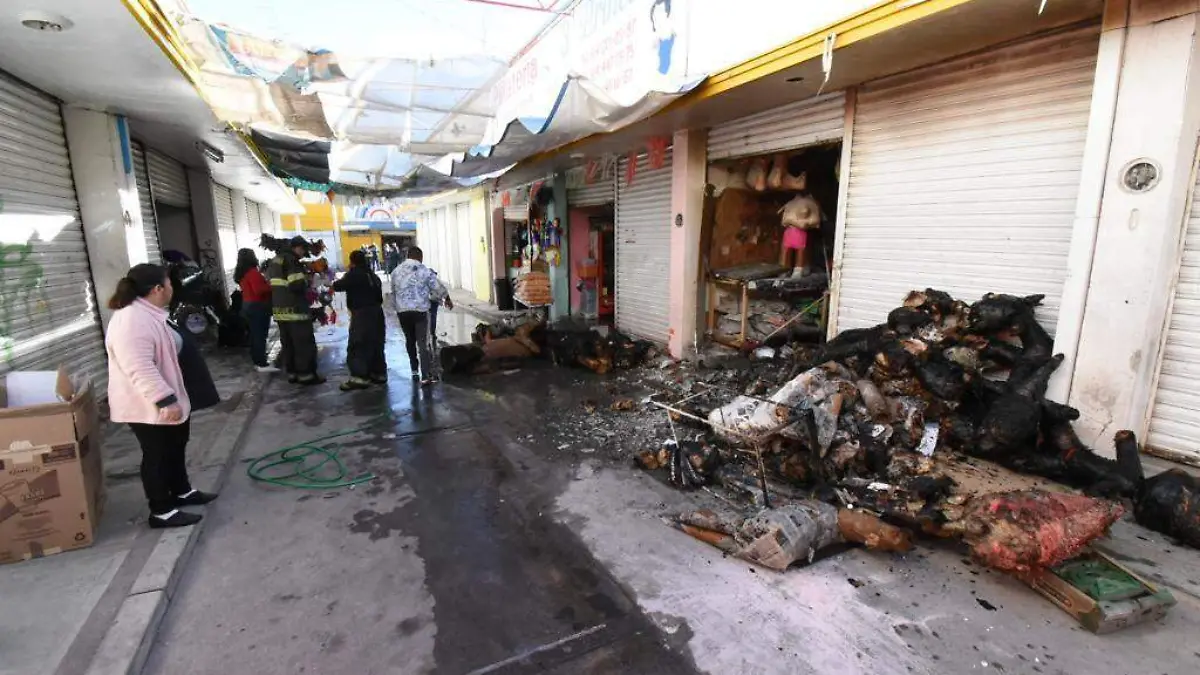 se incendia local de piñatas en calle sexta