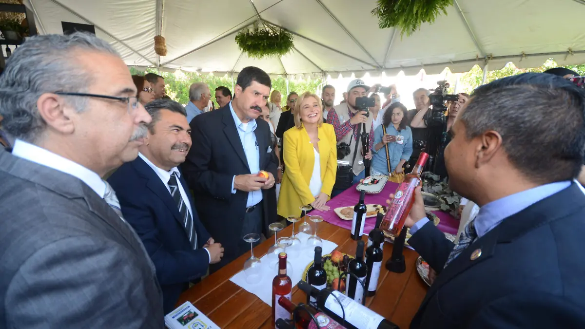 autoridades dan recorrido por expocicion de vino (19)