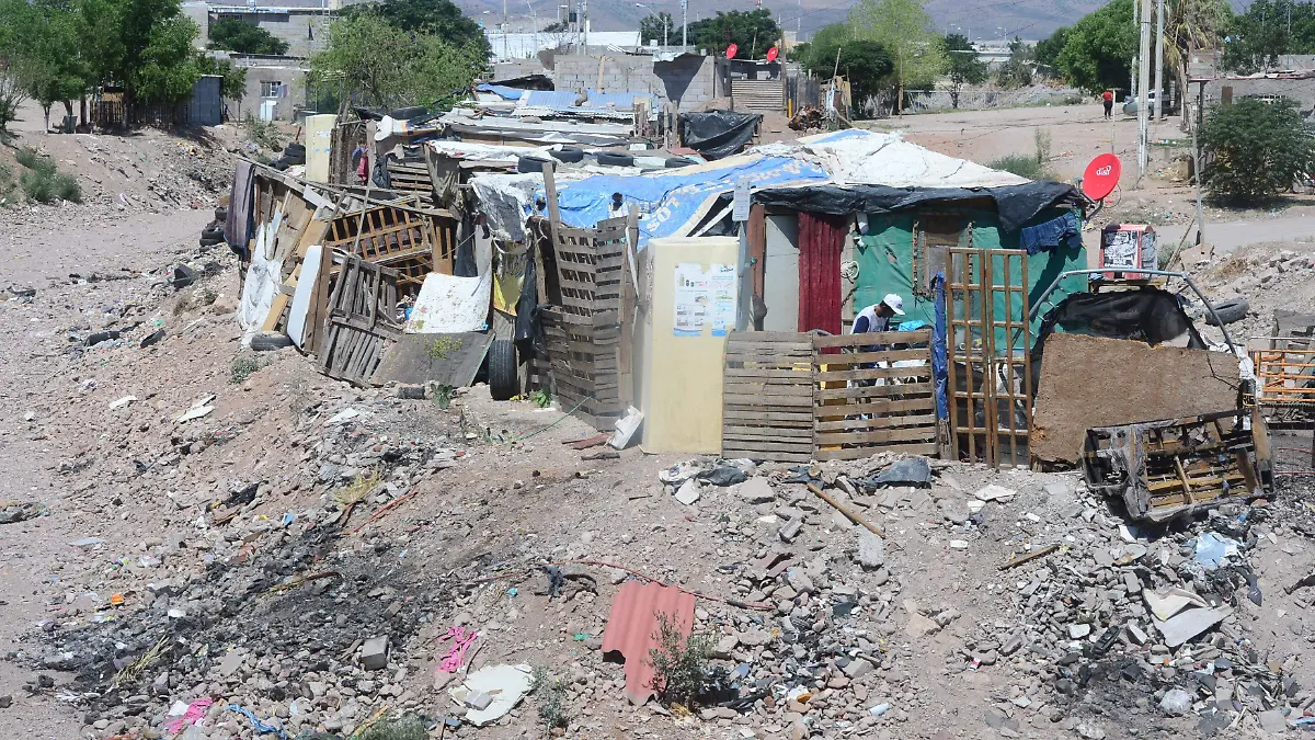 casas de carton en el lecho del arroyo av venceremos col el porvenir  (17)