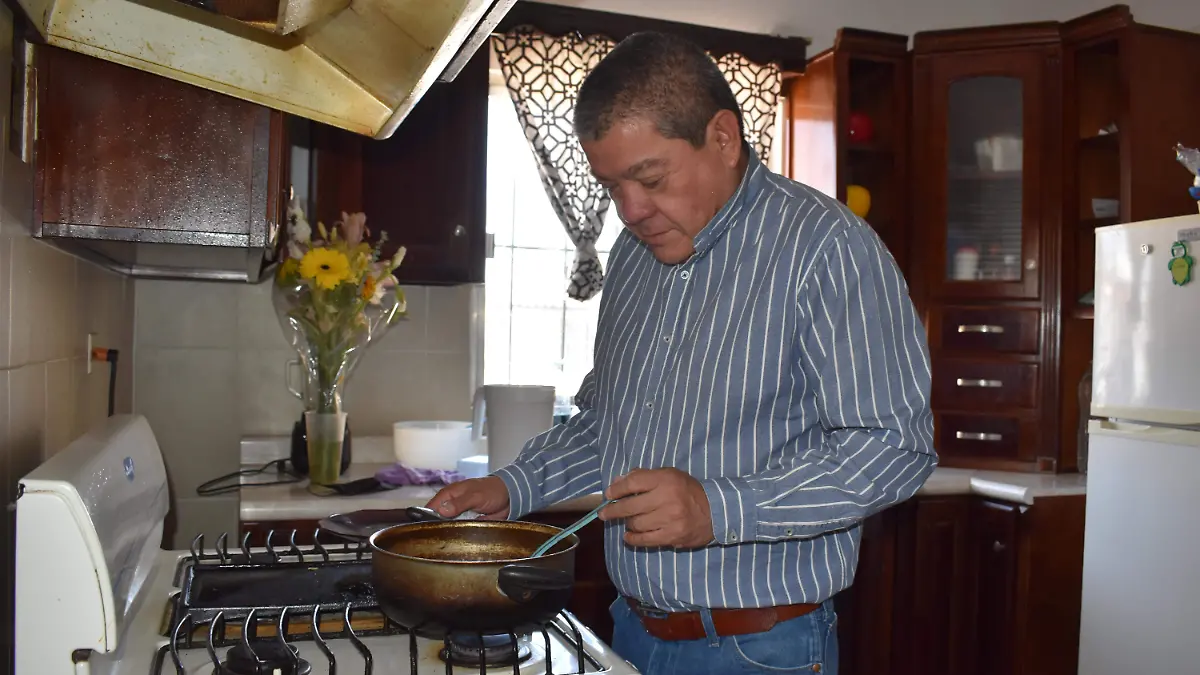 ALBERTO VILLALOBOS PAPA A CARGO  DE 3 HIJAS (2)