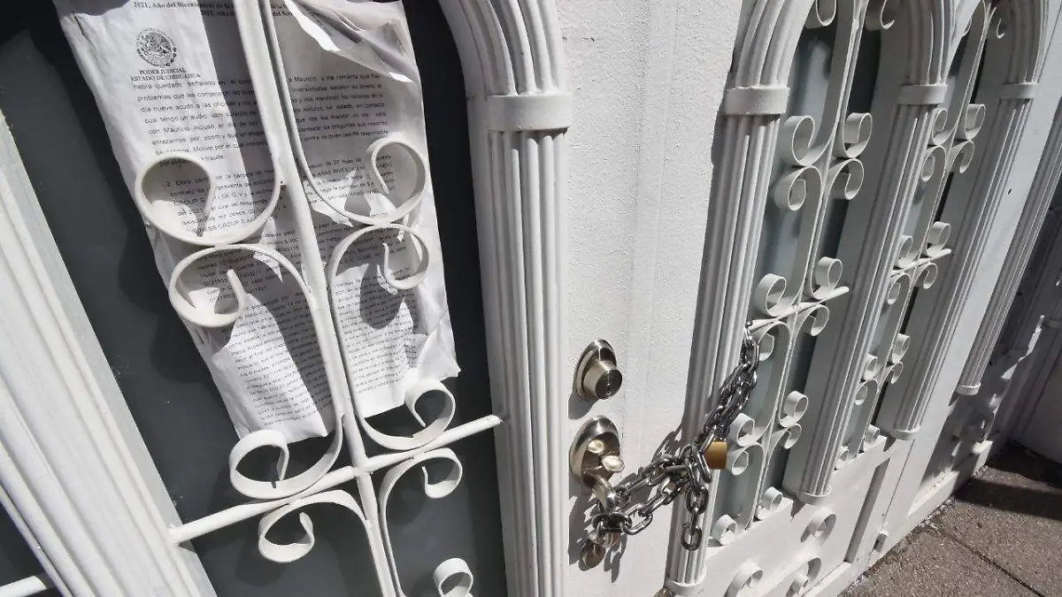 edificio aras con muchos candados