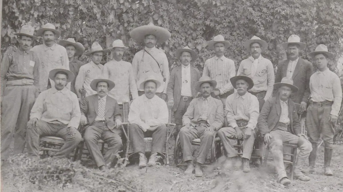 Francisco Villa y sus dorados en la hacienda de Canutillo, Durango, 1920 Fotografía Autoría no identificada. Colección Socorro Quezada Medrano Foto INAHChih