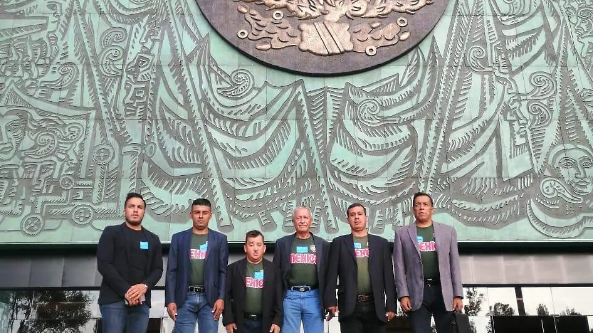 Los jugadores y su entrenador Toño Asiain con otros colaboradores, en la Camara de diputados 