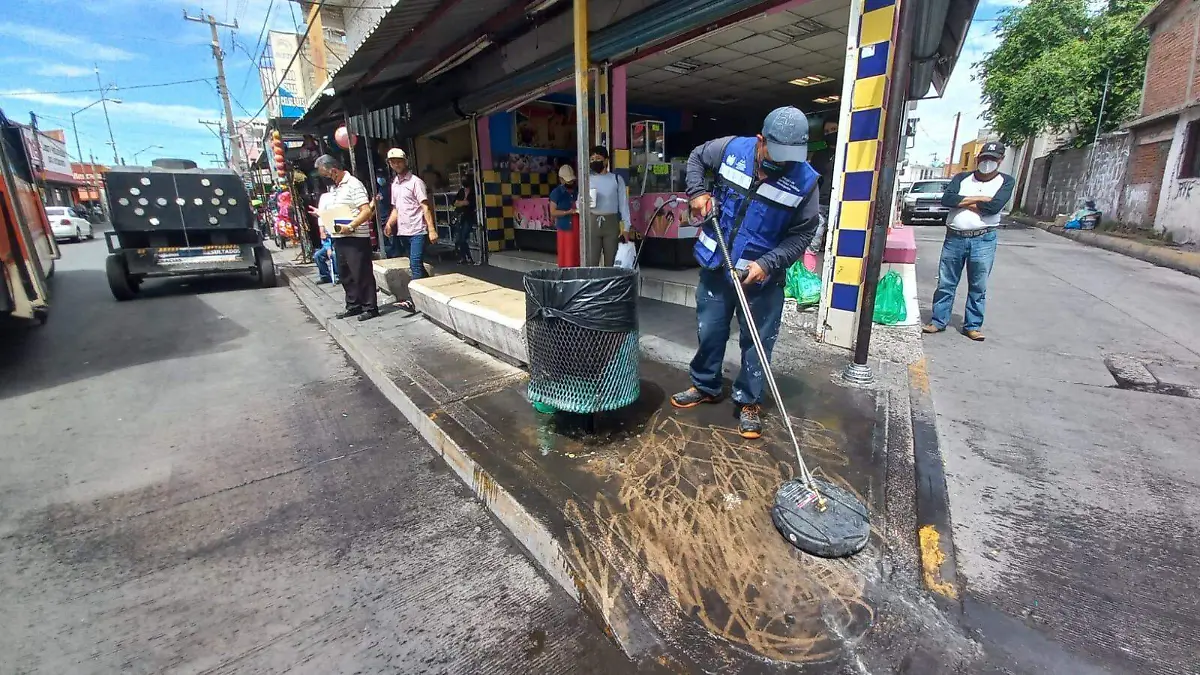 Limpian desinfectan transporte
