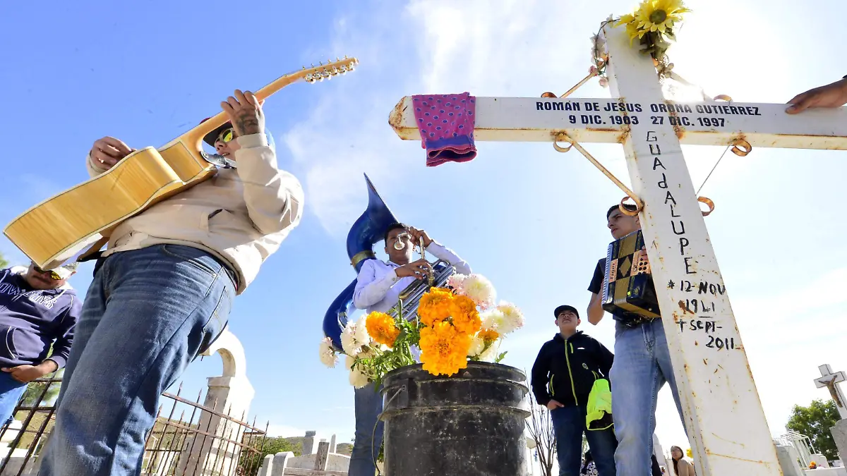 grupo quinto grado en los panteones  (1)