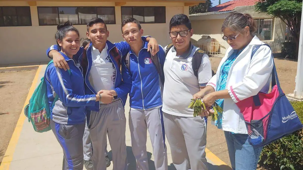 Ofrecieron pulseras a los jóvenes de la Técnica 69