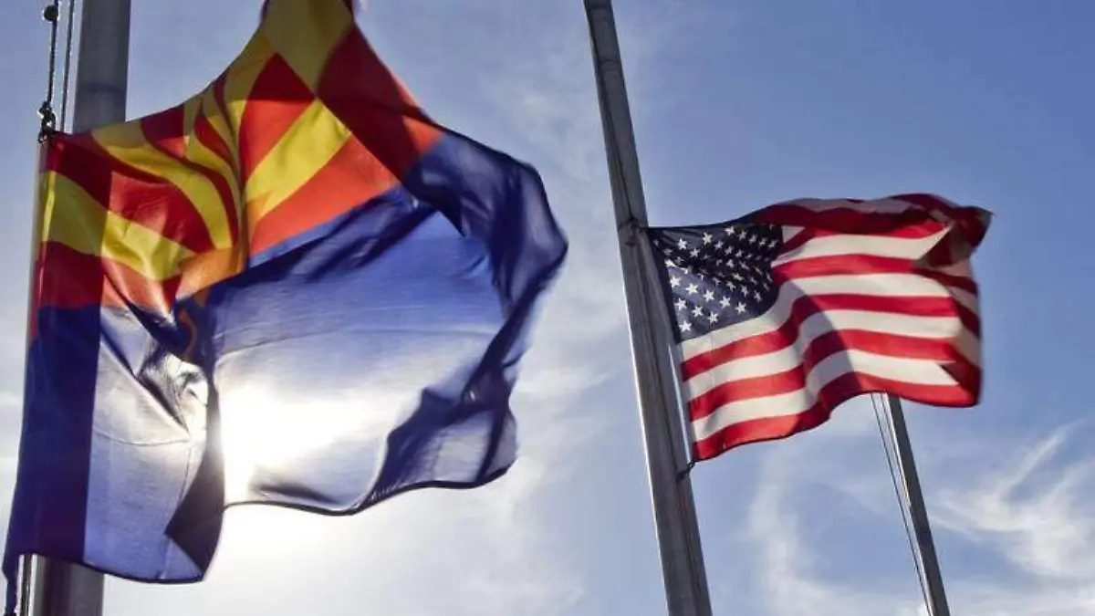La bandera del estado de Arizona, ondea con la bandera nacional de Estados UnidosFoto ArizonaDOA