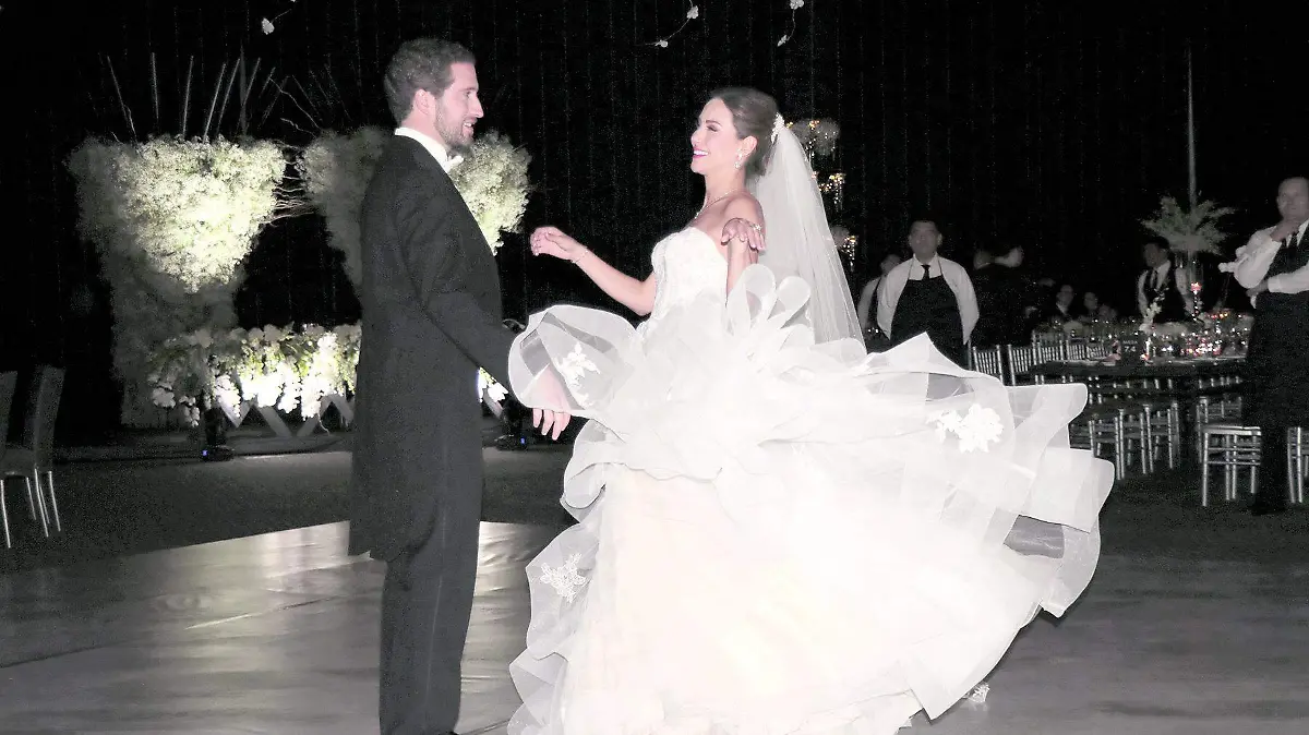 secundaria IMG_6054 Los novios disfrutando de su boda.