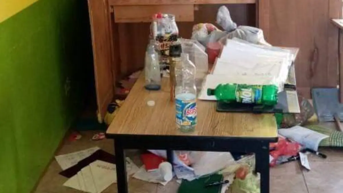 Saquean computadoras y aires de 2 escuelas1 - copia