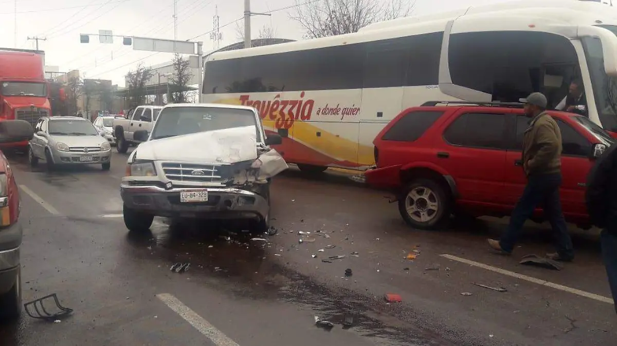 niño de 11 años provoca caos vial al chocar contra otros dos vehículos que daban paso a un peatón.. (3)