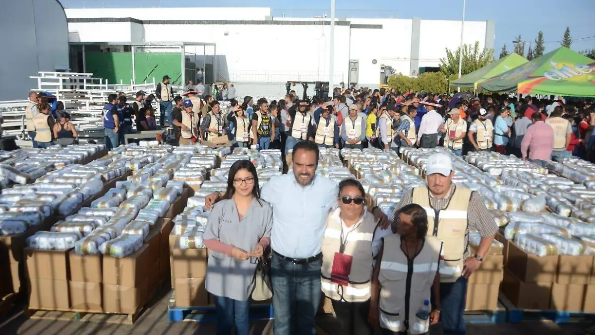 Reciben despensas 3 mil trabajadores
