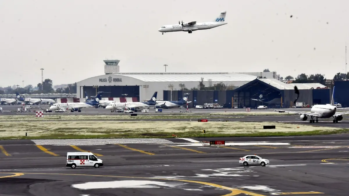Restringen espacio aéreo en el AICM tras incidente con aviones de Volaris