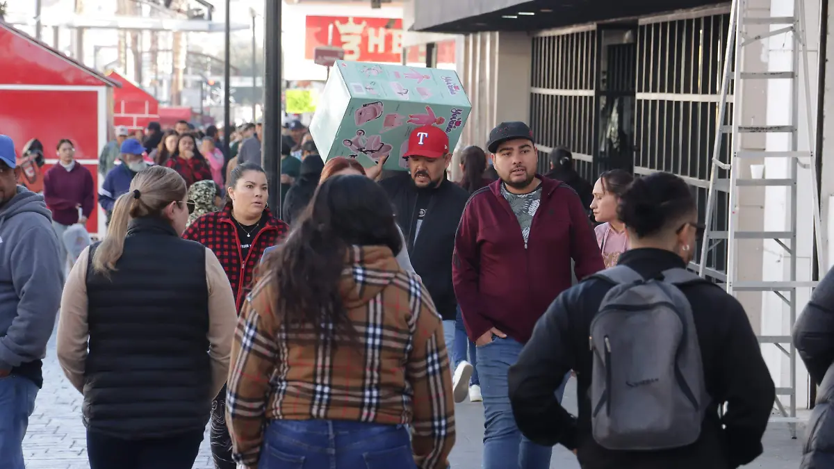 gente en el centro compras prenavideñas