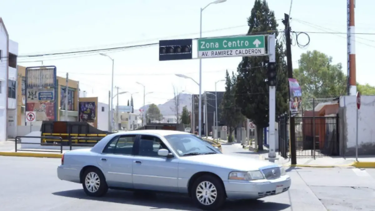 Semáforo sin funcionar vialidad carro calle auto  