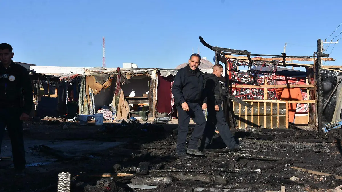 Campamento migrante quemado es custodiado por la policía municipal