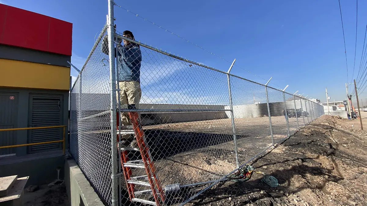 MALLA CICLÓNICA EN CAMPAMENTO MIGRANTE