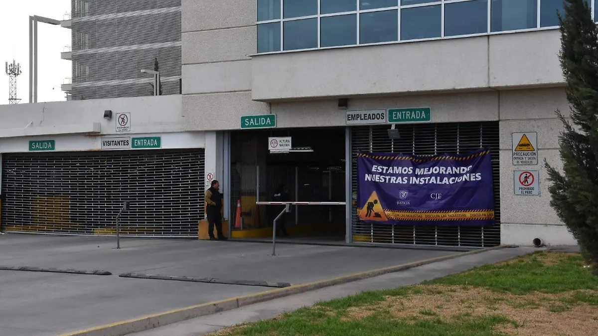 tráfico cerca del edificio del tsj