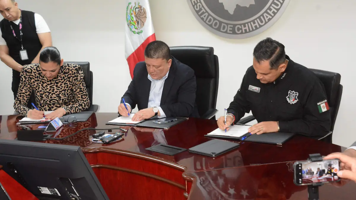 Firma de convenio entre FGE y IEE