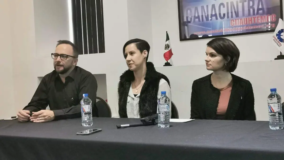 FOTO EDNA MARTÍNEZ René Friessen, presidente de CANACINTRA Cuauhtémoc, Yolanda Friessen y Sarah Rempel, organizadoras del Cuauhtémoc Local Market