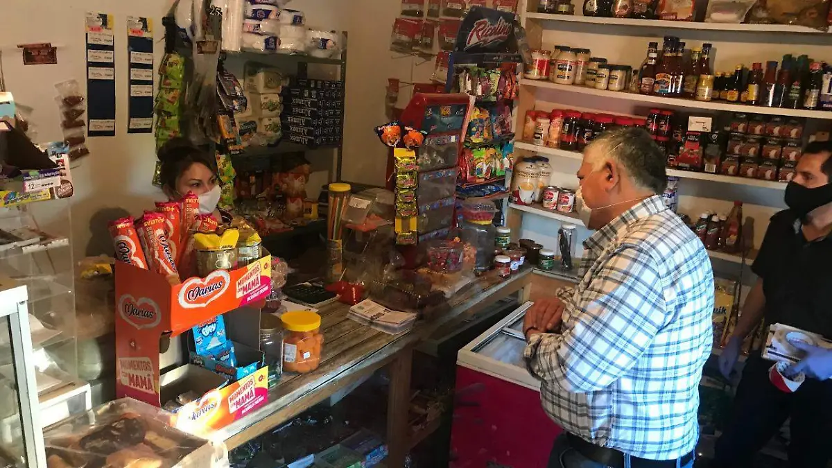FOTO CORTESÍA Acude alcalde a tiendas de abarrotes a promover medidas sanitarias