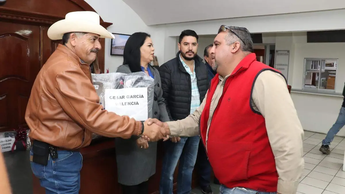 1 Entregan uniformes a 323 empleados municipales FOTO MUNICIPIO DE CUAUHTÉMOC