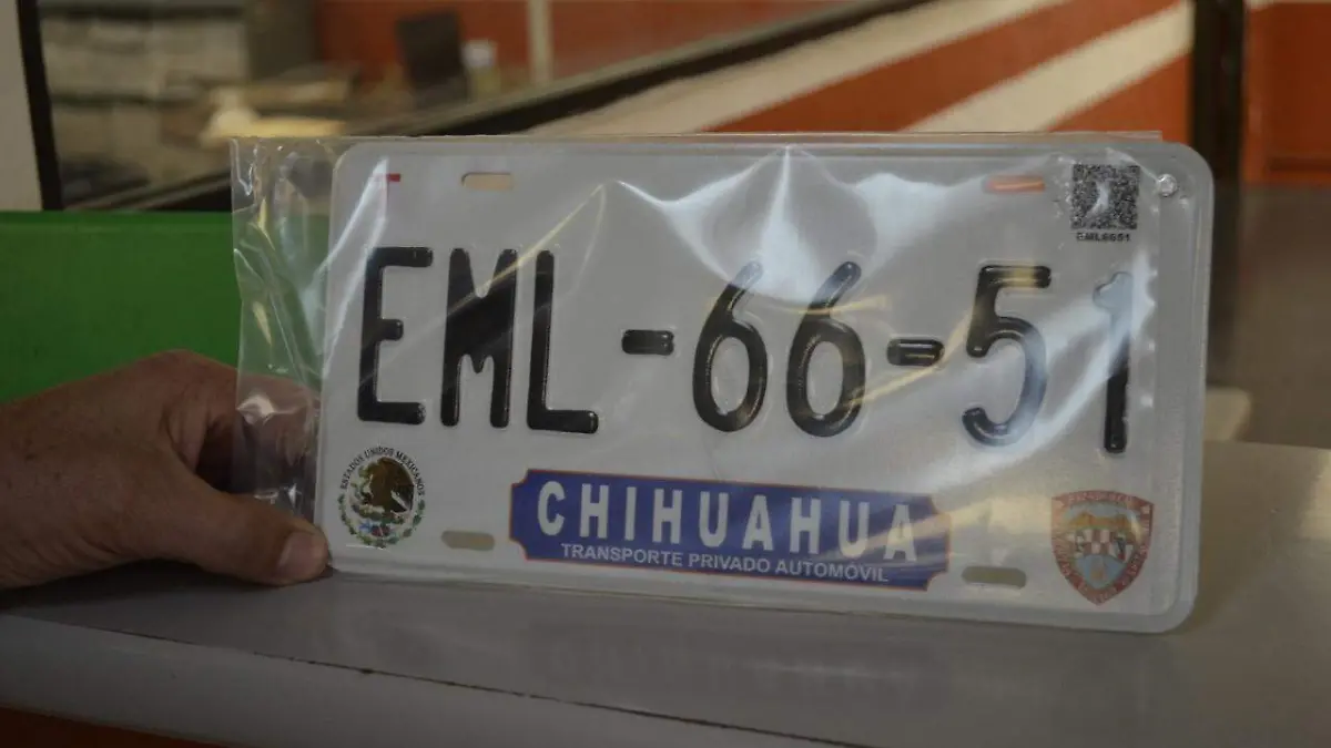 PERMANECEN RETENIDAS 2 MIL 500 PLACAS VEHICULARES