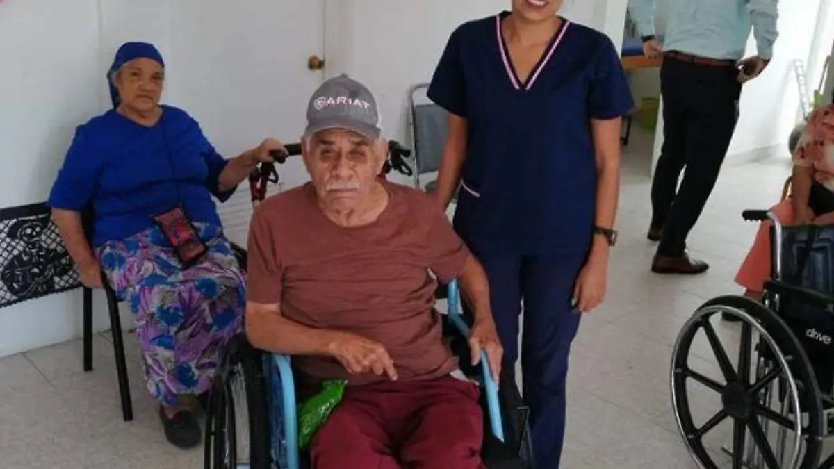 Entrega DIF sillas de ruedas a personas con discapacidad