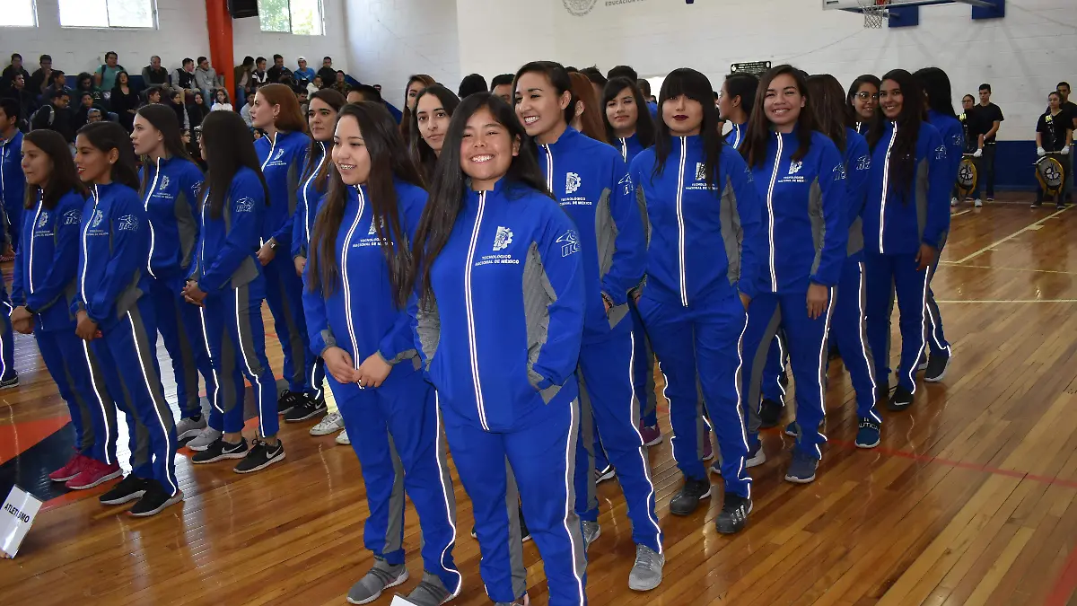 JOVENES ENTUSIASTAS LISTOS PARA LA CONTIENDA