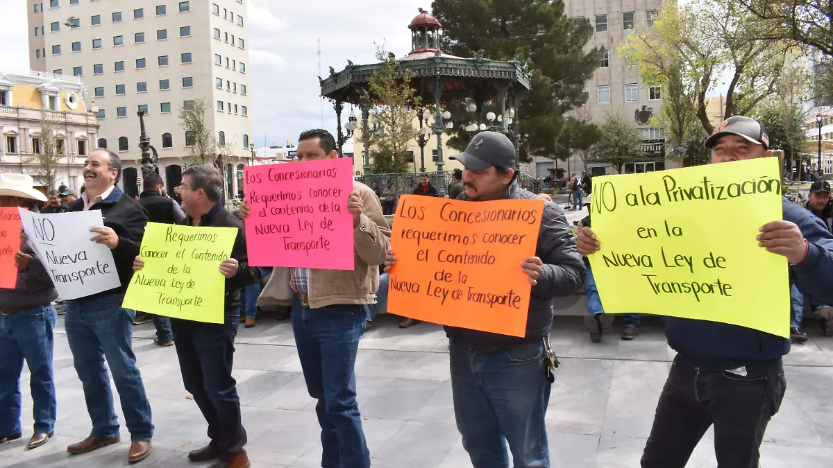 TRANSPORTISTAS SE MANIFIESTAN EN CONGRESO NOTA SAUL  (24)