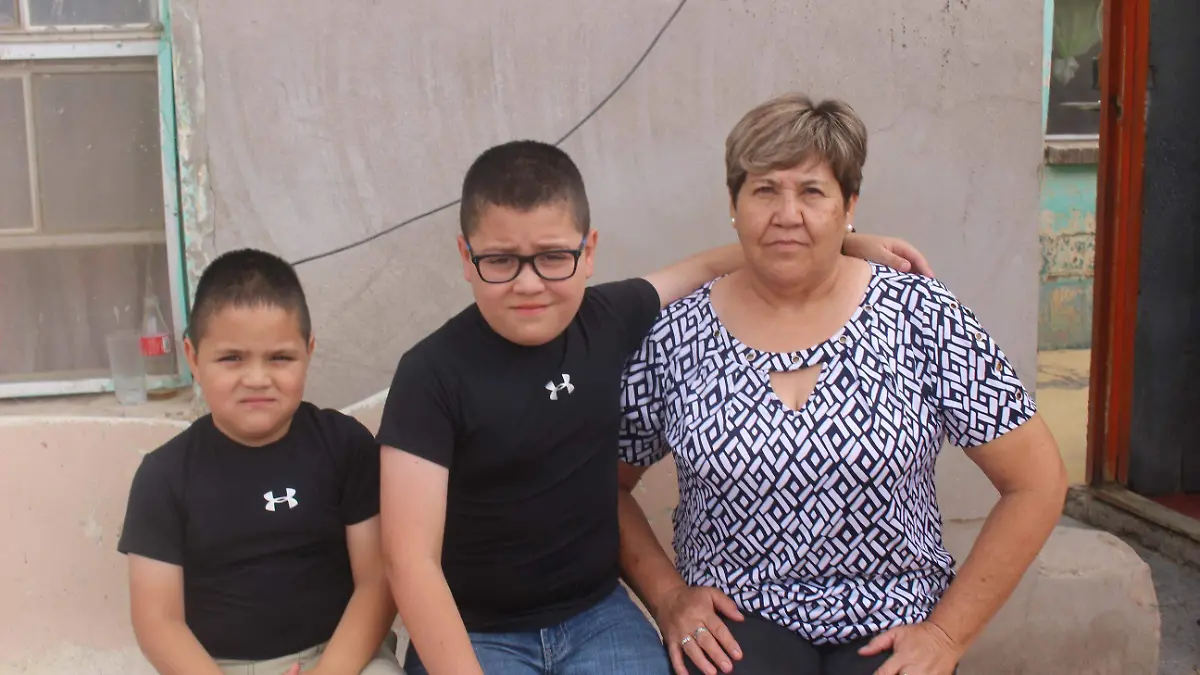 Srergio y Mateo Con su abuela materna Olivia Yáñez Gámez 