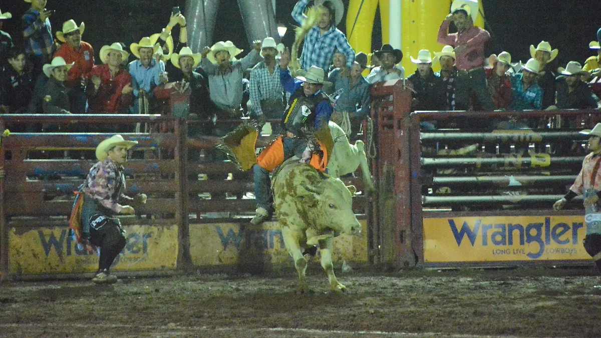 Principal-Ricardo Gonzalez-campeon en monta de toros-6 colas