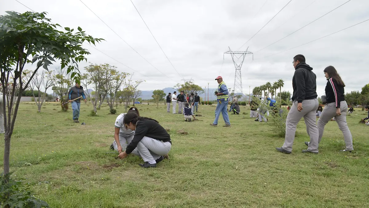 Alumnos se ensuciaron las manos