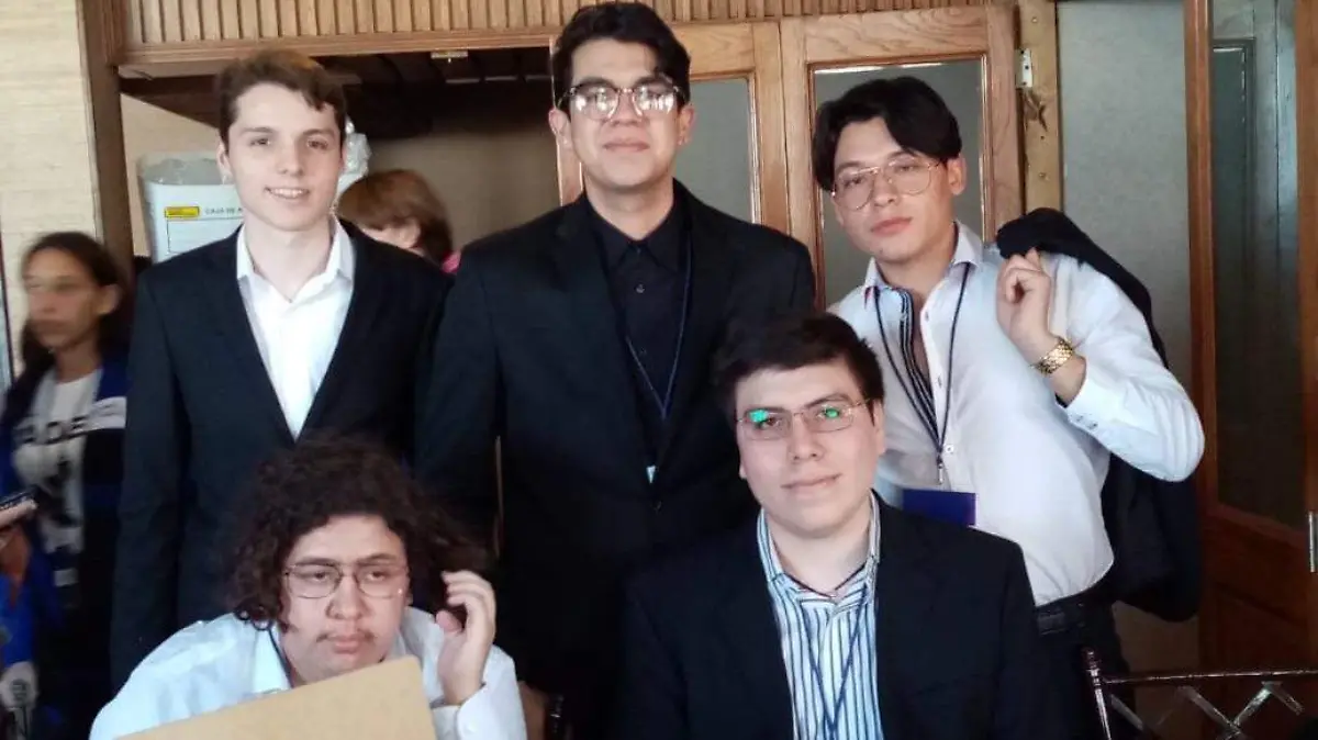 AJEDREZ-GASPAR CON SUS AMIGOS-3 COLAS